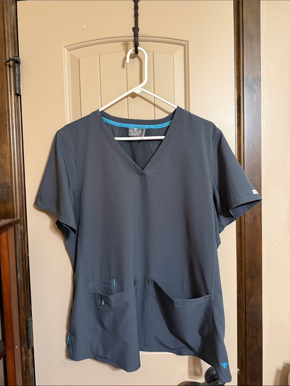 Med Couture 8579 Scrub Top Women’s Medium Gray Stretch V-Neck